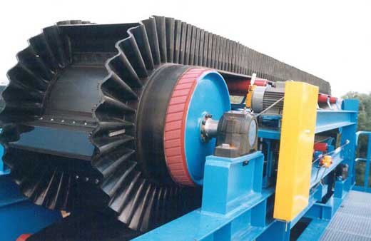 大傾角皮帶輸送機結(jié)構(gòu).jpg 大傾角皮帶輸送機結(jié)構(gòu).jpg