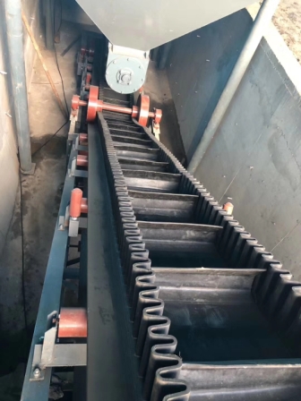 皮帶輸送機(jī)運(yùn)行.jpg 皮帶輸送機(jī)運(yùn)行.jpg